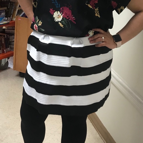 ❌SOLD❌ 🎉B&W Pleated Skirt ❤️ - Picture 9 of 9